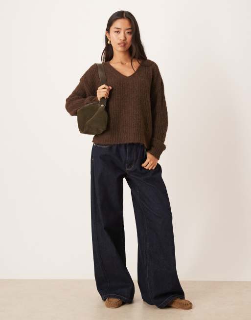 VILA - Pluizige gebreide oversized trui met V-hals in chocoladebruin, 2 van 4