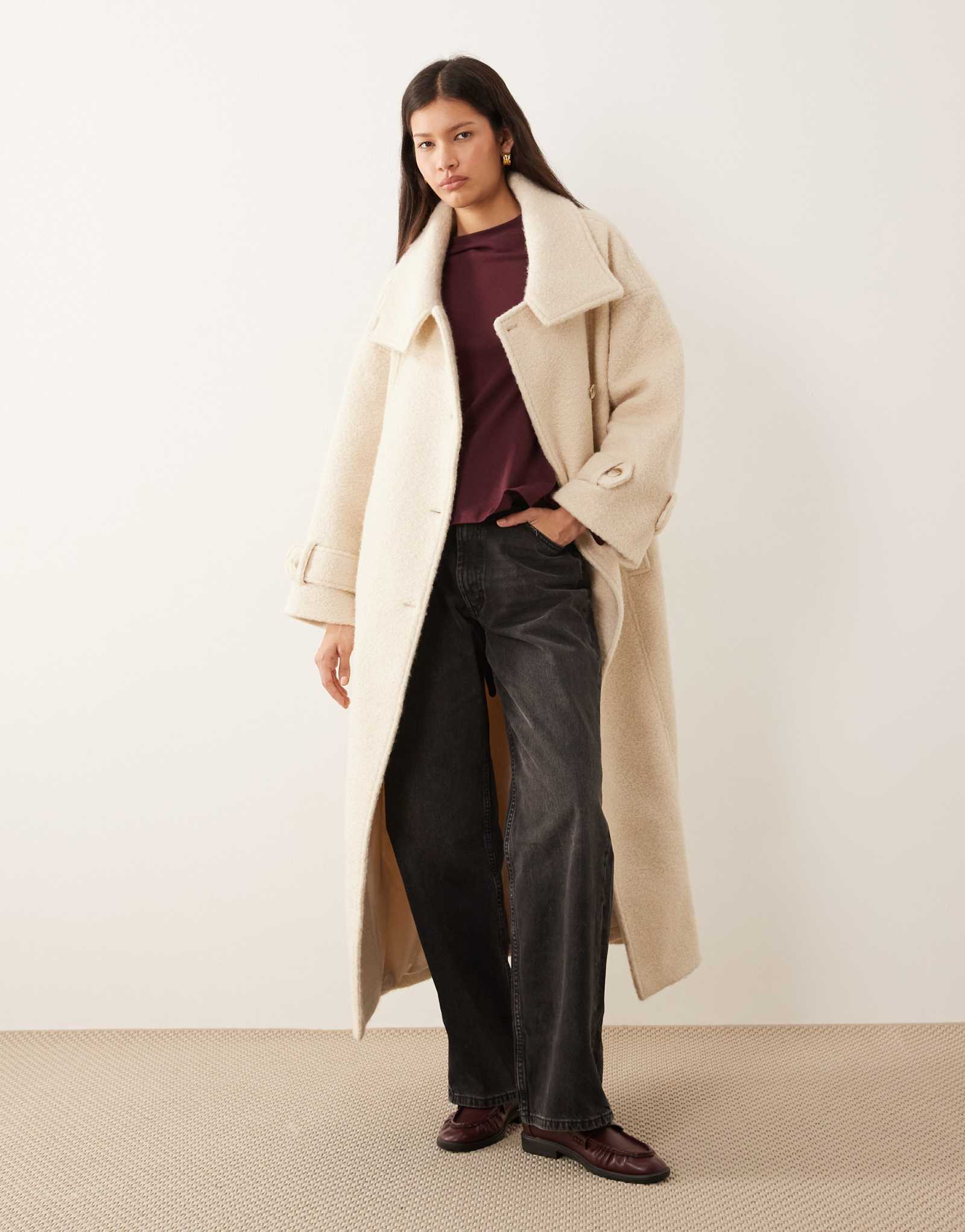 Вечернее пальто из букле премиум-класса Vila с воронкообразным вырезом кремового цвета