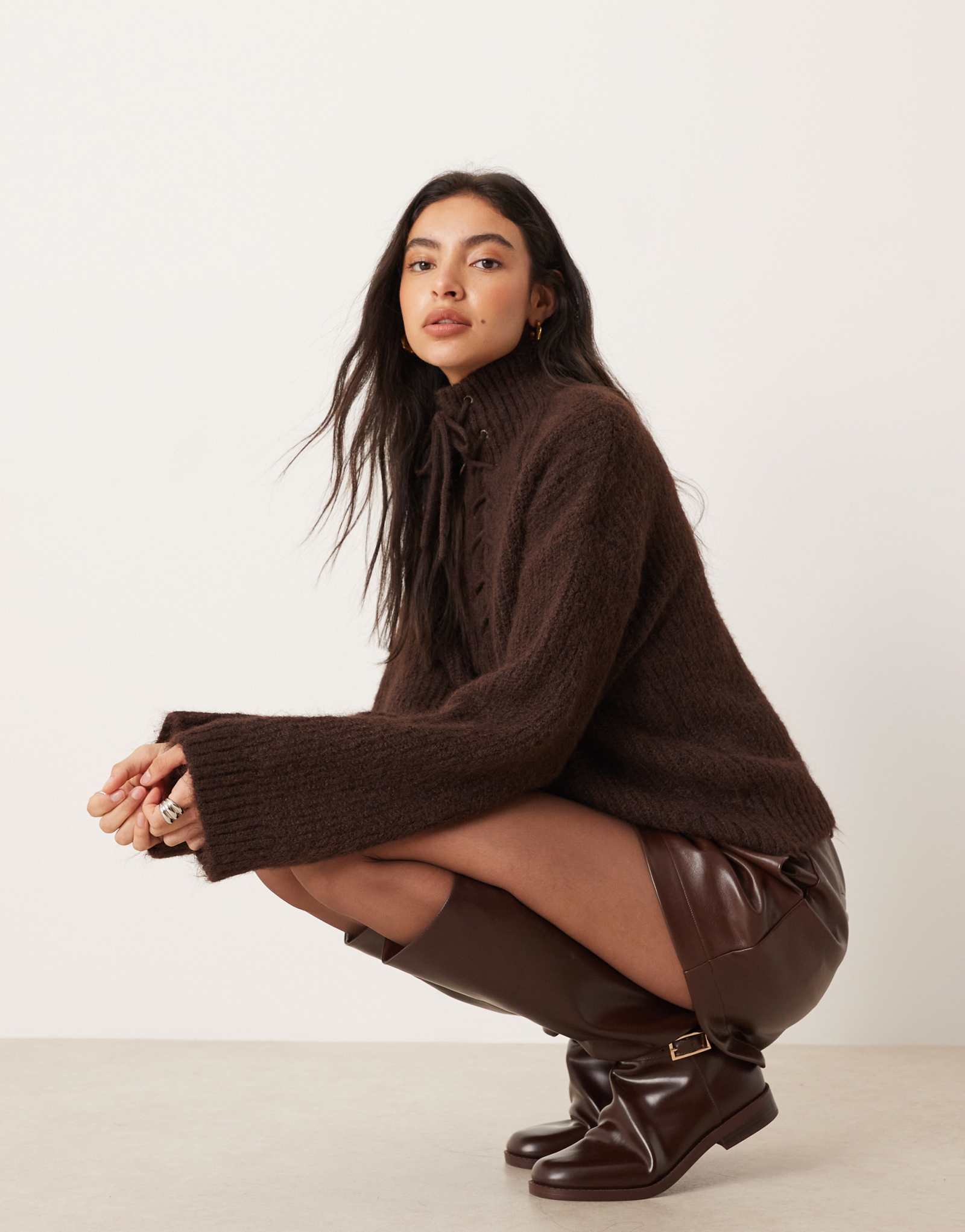 Свитер с воронкообразным вырезом и завязками VILA premium chenielle шоколадно-коричневого цвета