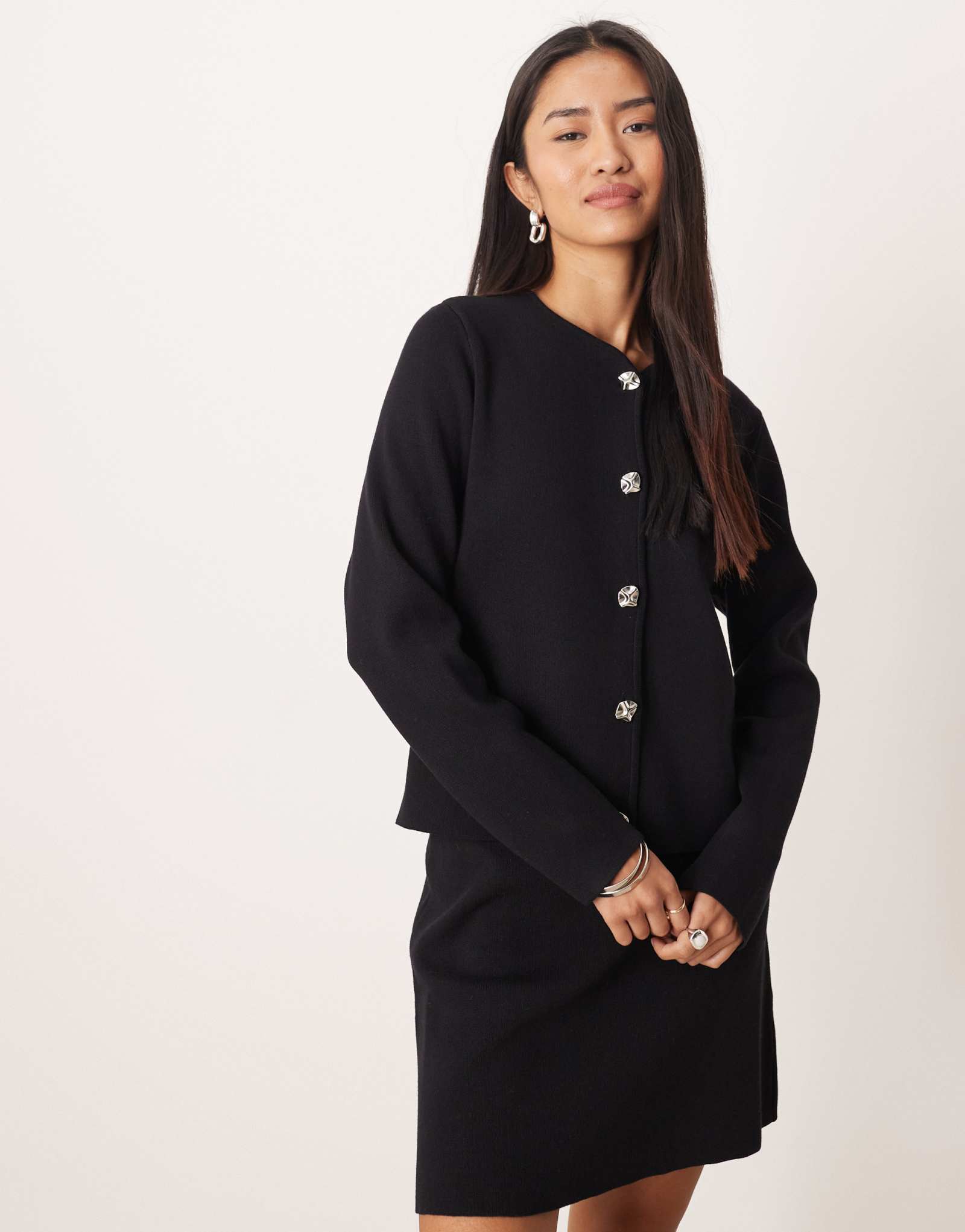 Кардиган в рубчик от Vila с чеканными серебристыми пуговицами черного цвета - часть комплекта