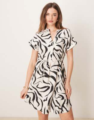 Robe courte nouée devant à manches courtes et col cranté - Imprimé noir et blanc 38