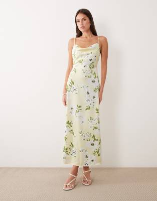 VILA - Robe longue en satin à col bénitier et imprimé fleuri - Jaune pastel