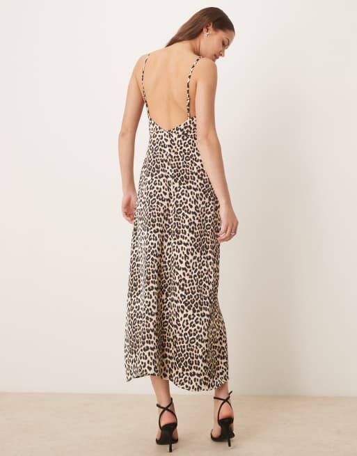 VILA - Robe longue en satin à col bénitier et imprimé léopard, 3 de 4