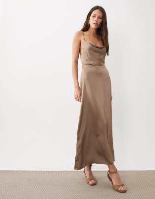 VILA - Robe longue en satin avec bretelles fines et col bénitier - Taupe-Neutral