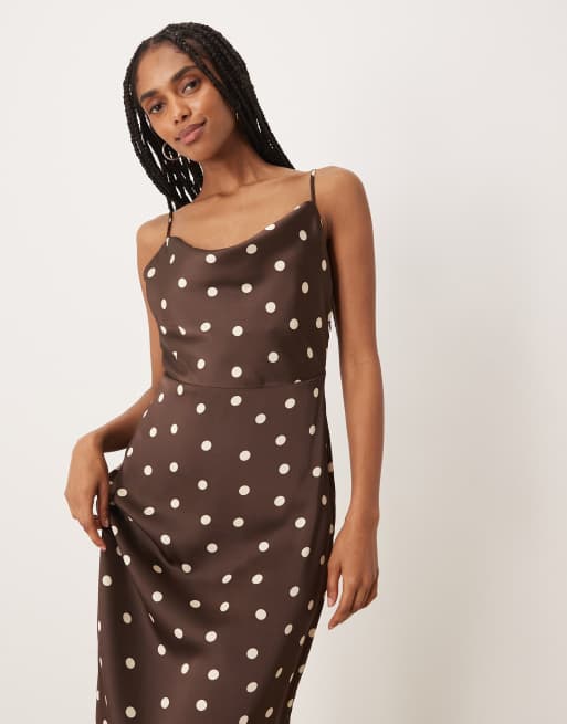 VILA - Robe longue satinée à pois à col bénitier - Marron, 3 de 4