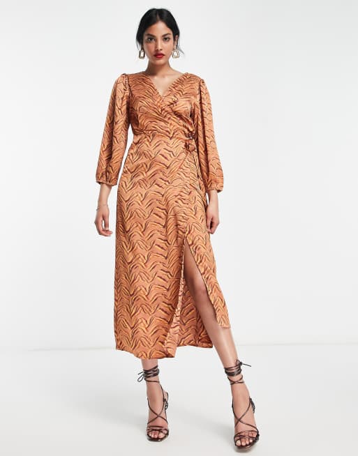 Vila - Robe portefeuille mi-longue en satin à zébrures - Cuivre