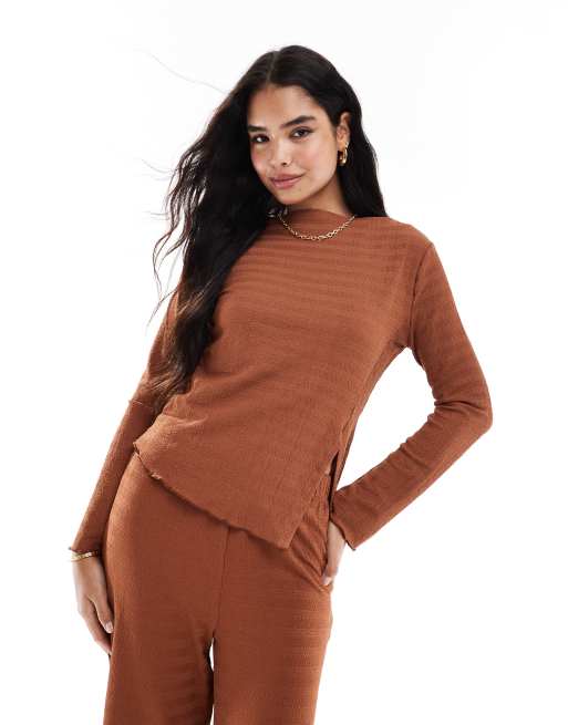 Vila – Rostfärgad, texturerad topp med båtringning och långa ärmar, del av set