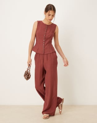 Vila Round Neck Vest In Red