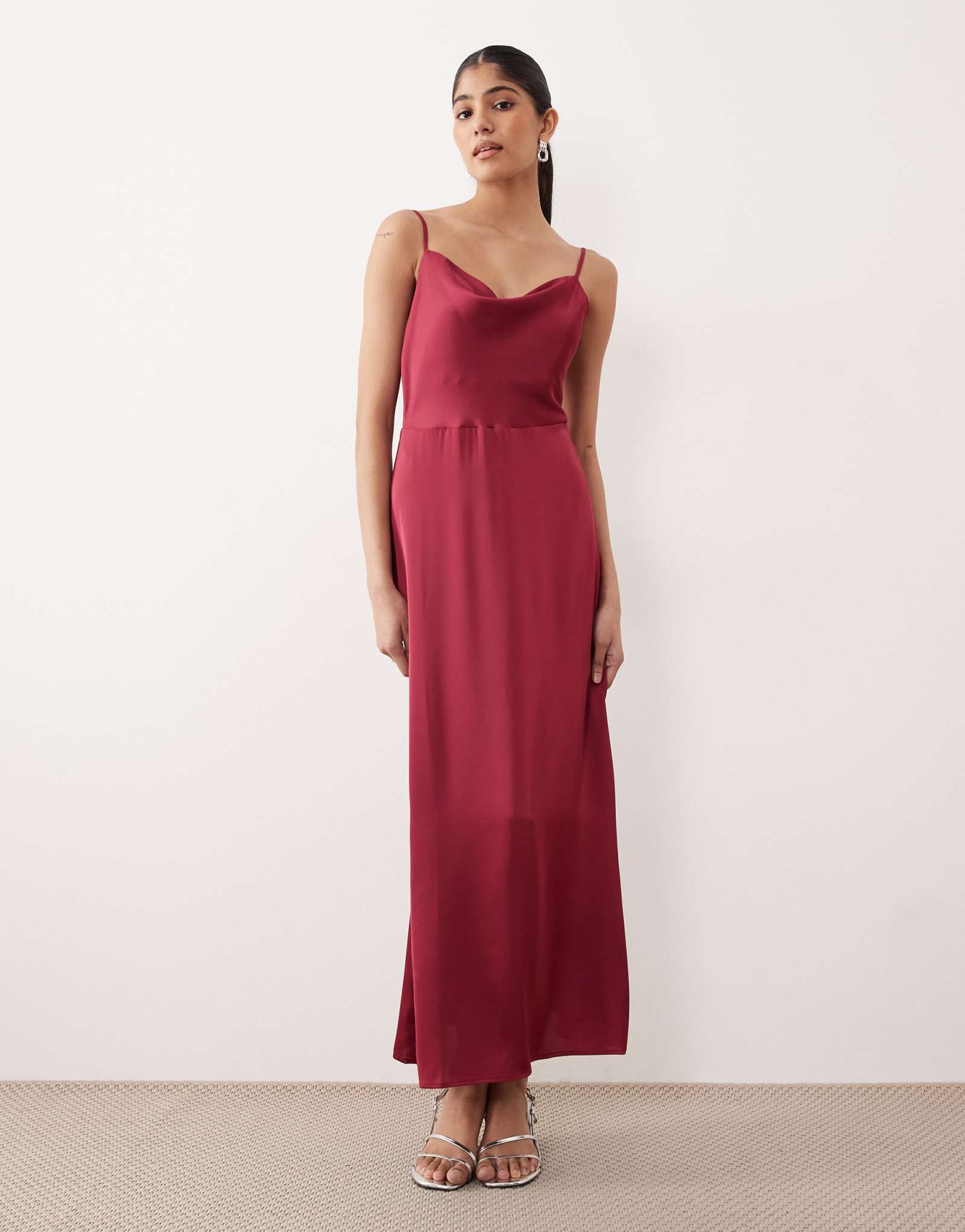 Атласное платье макси на бретелях с вырезом лодочкой от VILA бордового цвета