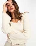 [Vila] Vila scoop neck long sleeved t-shirt with lettuce edge in cream-White XL CREAM
