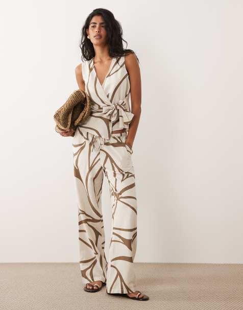 VILA - Set van mouwloze top met gestrikte voorkant en broek met wijde pijpen van linnenmix met bloemenprint in bruin - view 1