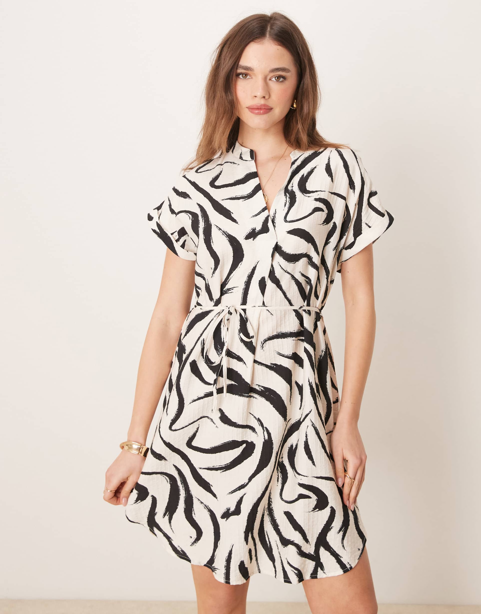 vila short sleeve tie waist notch neck mini dress in monochrome print