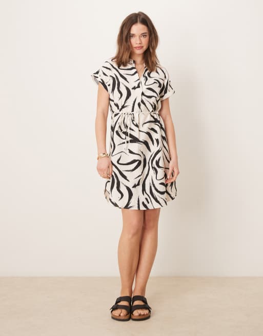 VILA short sleeve tie waist notch neck mini dress in monochrome print, 3 of 4