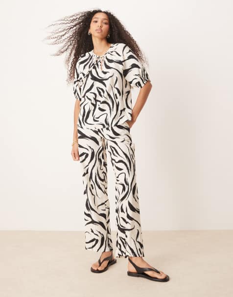 VILA short sleeve top and wide leg pants set in abstract mono print - view 1