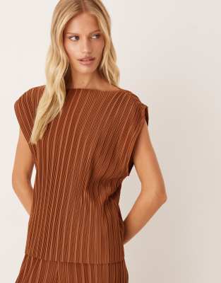 Vila Slash Neck Plisse Top Co-ord In Brown