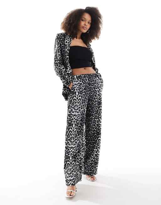 Vila - Sorte bukser med vidde og leopardprint
