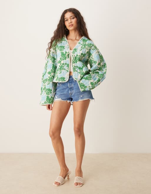 Vila – Steppjacke mit blau-grünem Blumenmuster und Bindedetail vorn, 3 von 4