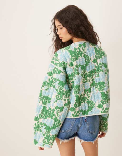 Vila – Steppjacke mit blau-grünem Blumenmuster und Bindedetail vorn, 4 von 4