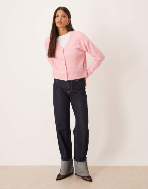 Vila – Strickjacke aus hellrosa Bouclé mit Herzmuster und silberfarbenen Knöpfen, 2 von 4