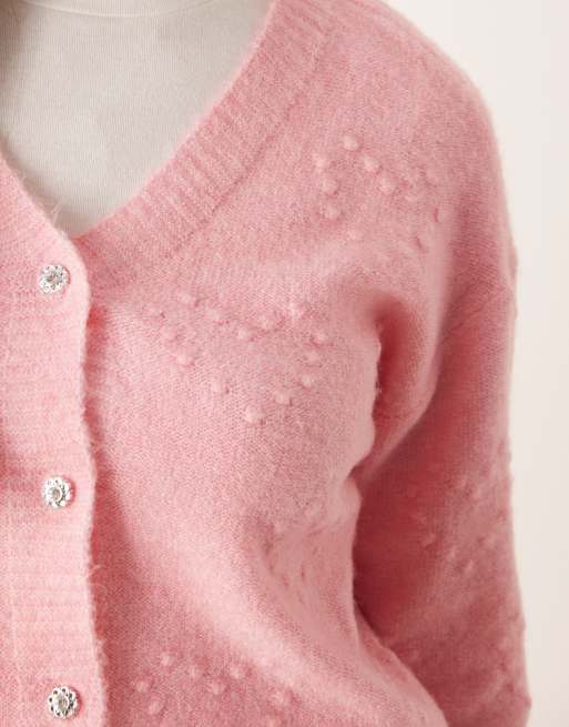 Vila – Strickjacke aus hellrosa Bouclé mit Herzmuster und silberfarbenen Knöpfen, 3 von 4
