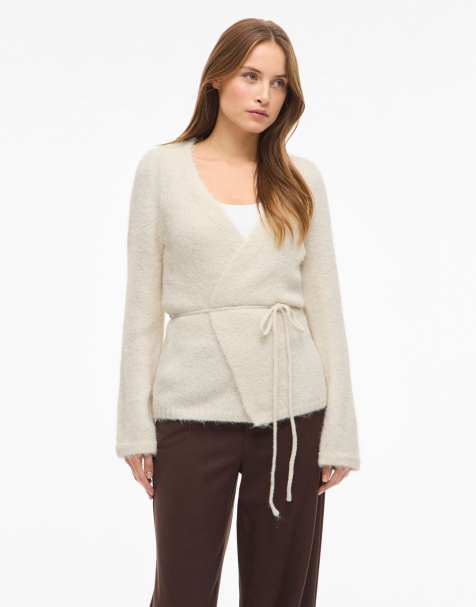 VILA – Strickjacke im Wickeldesign in Cloud Dancer Weiß - view 1