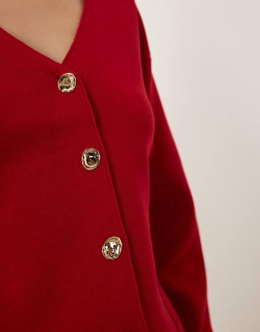 Vila – Strickjacke in Rot mit strukturierter Taille und gehämmerten, goldfarbenen Knöpfen, 3 von 4