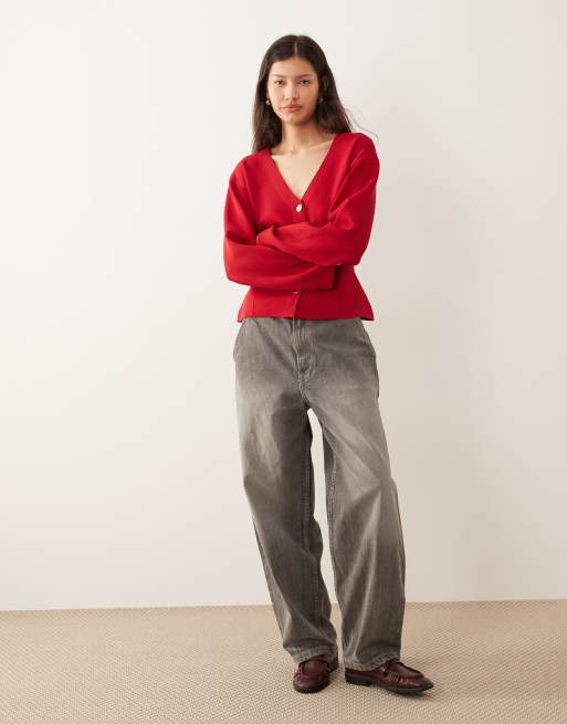 Vila – Strickjacke in Rot mit strukturierter Taille und gehämmerten, goldfarbenen Knöpfen, 4 von 4