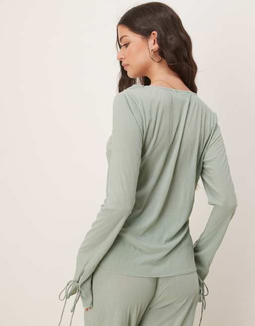 VILA – Strukturiertes Jersey-Oberteil in Milieu-Grün mit Rüschen und Bindedetail vorn, Kombiteil, 3 von 4