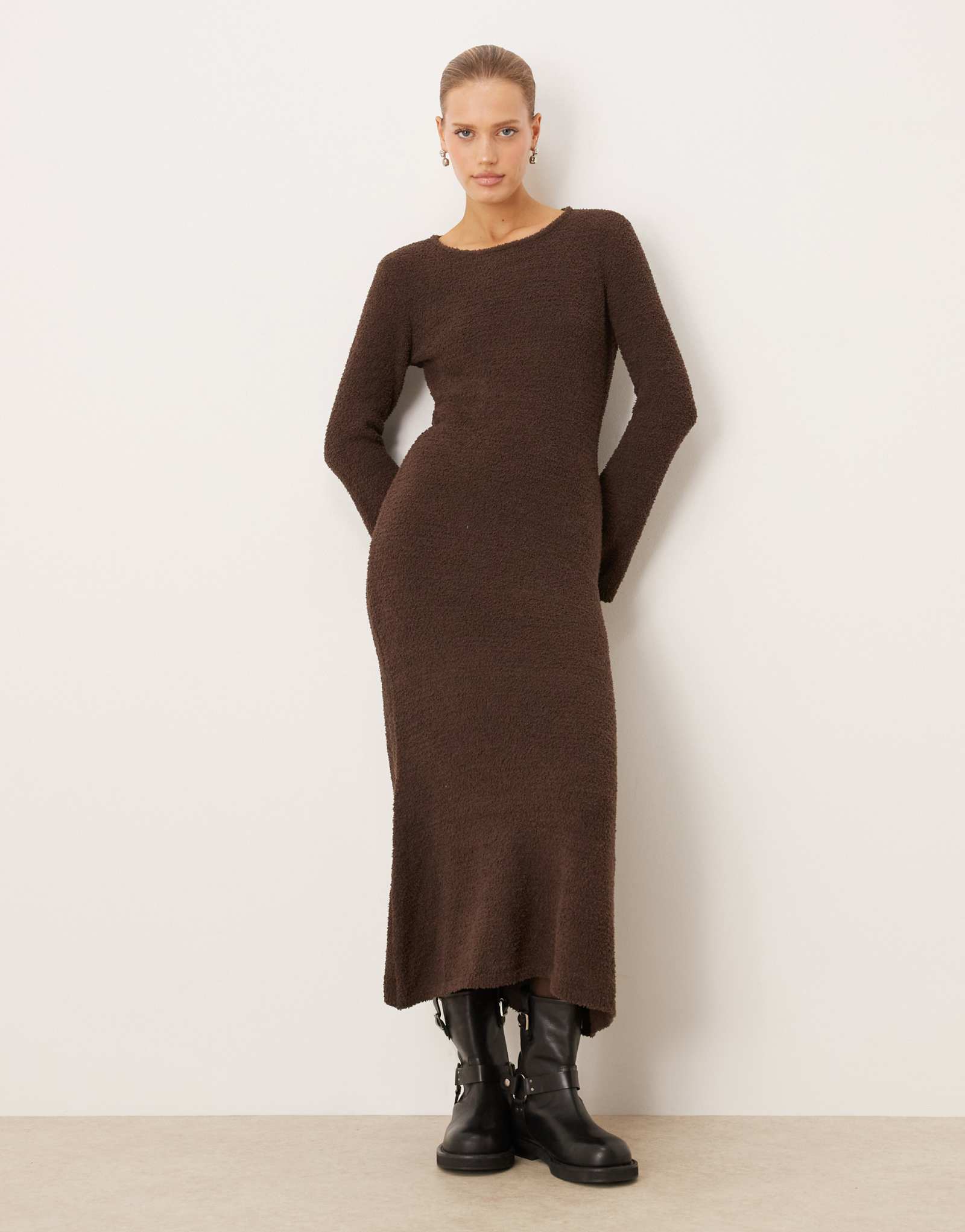 Очень мягкое и пушистое макси-платье-свитер VILA шоколадно-коричневого цвета