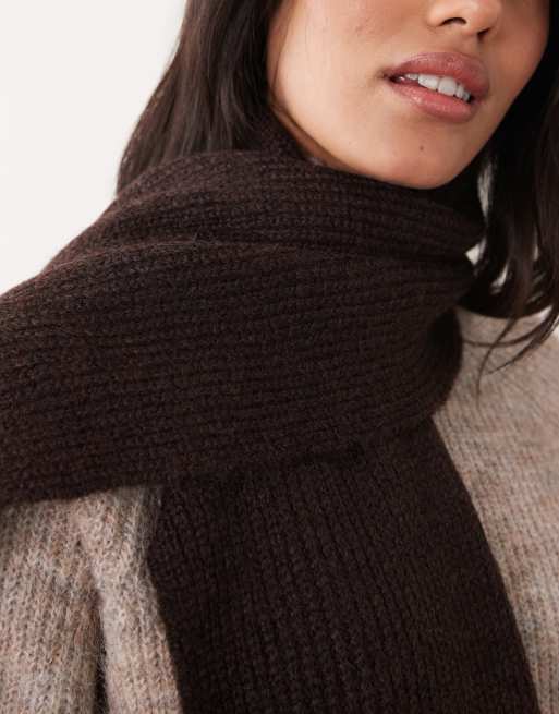 Vila supermjuk stickad scarf med fransar i chokladbrun melange, 2 av 3