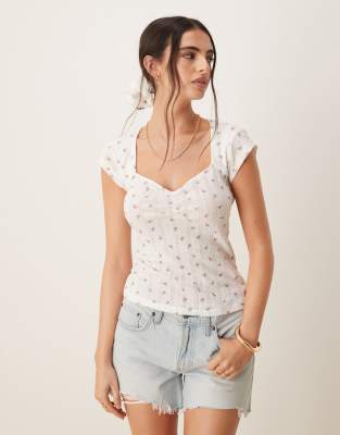 VILA - T-Shirt aus Pointelle in Rosa geblümt mit Herzausschnitt-Weiß