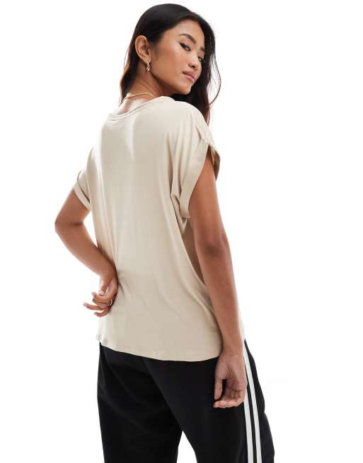 Vila – T-Shirt in Sand mit Satin-Vorderseite und umgeschlagenen Ärmeln, 2 von 4