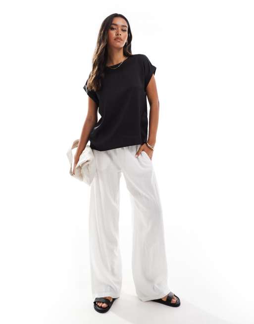 Vila – T-Shirt in Schwarz mit Satin auf der Vorderseite und Umschlagärmeln, 3 von 4
