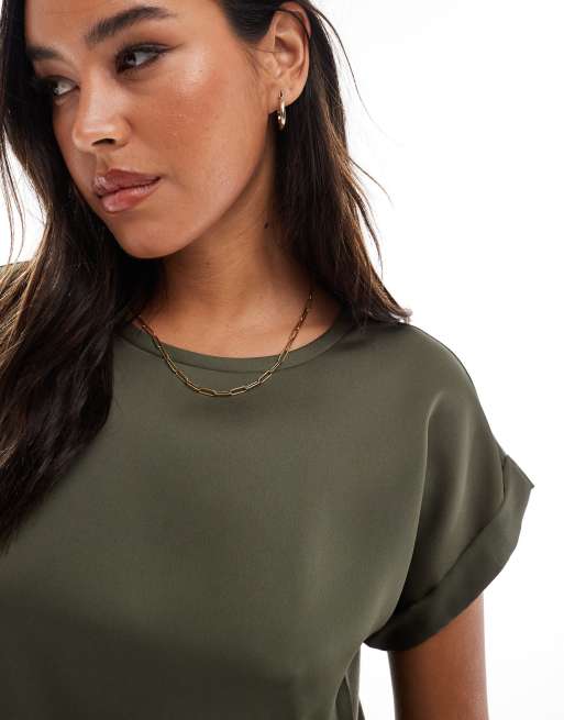 Vila – T-Shirt in Stauboliv mit Satin auf der Vorderseite und Umschlagärmeln, 2 von 4