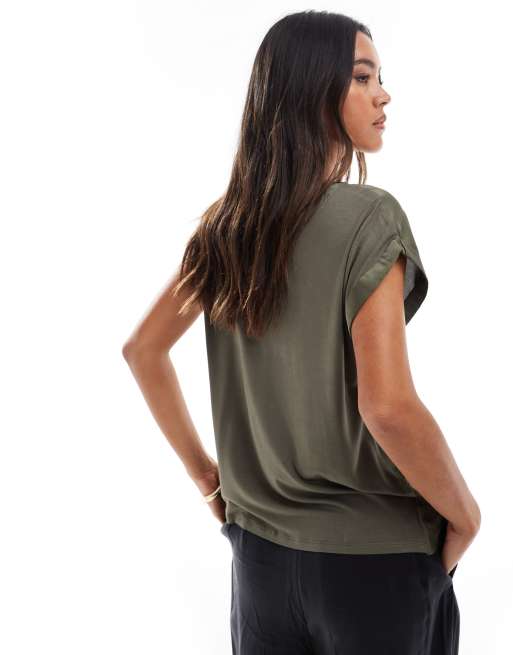 Vila – T-Shirt in Stauboliv mit Satin auf der Vorderseite und Umschlagärmeln, 4 von 4