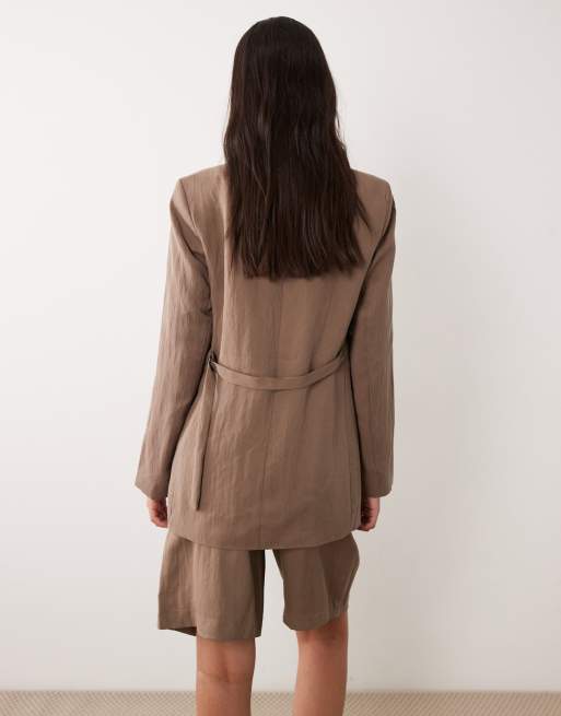 Vila taillored shorts co-ord in cub brown, 2 of 5