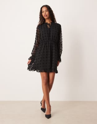 - VILA black 16790₽