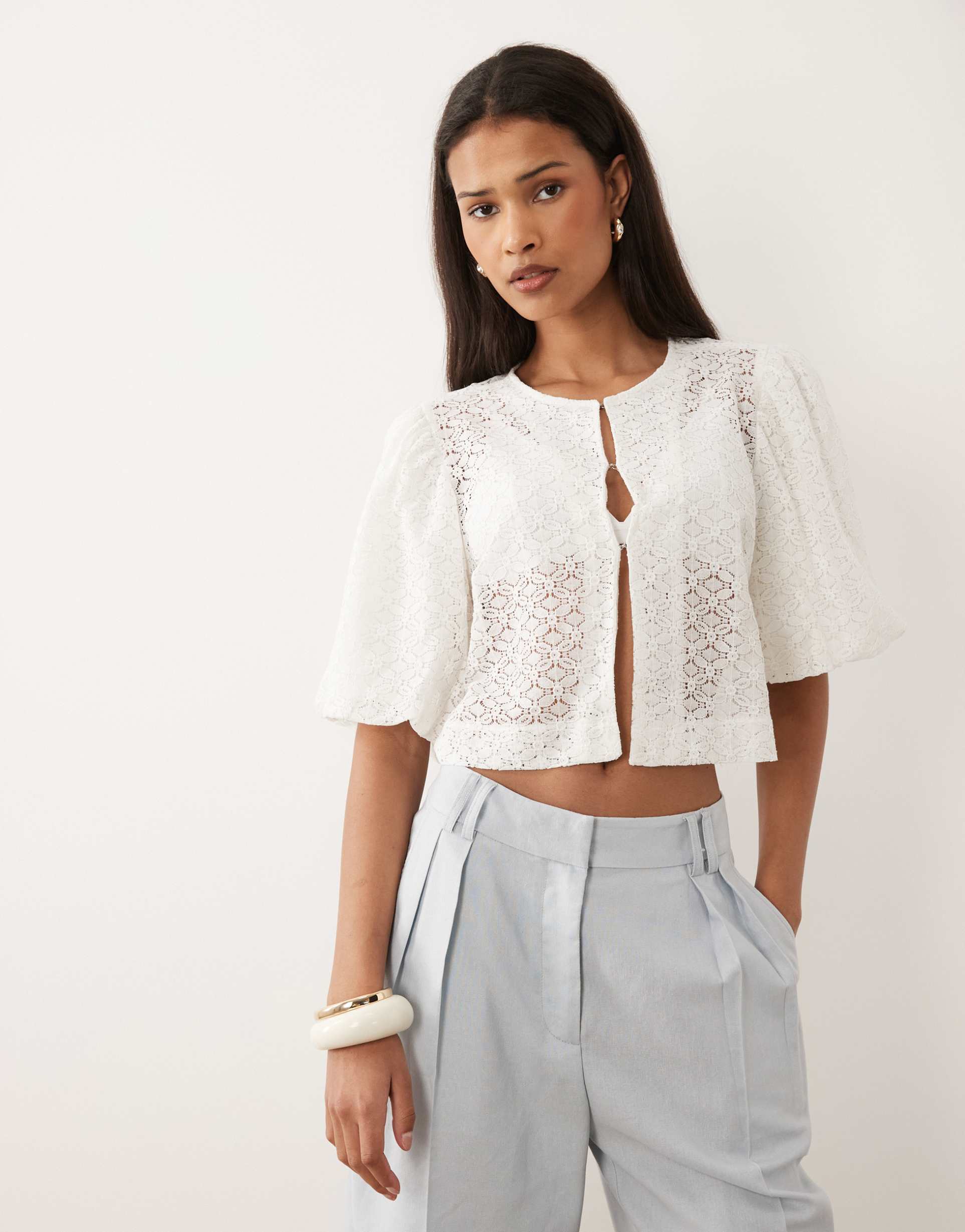 vila textured woven puff sleeve top in white