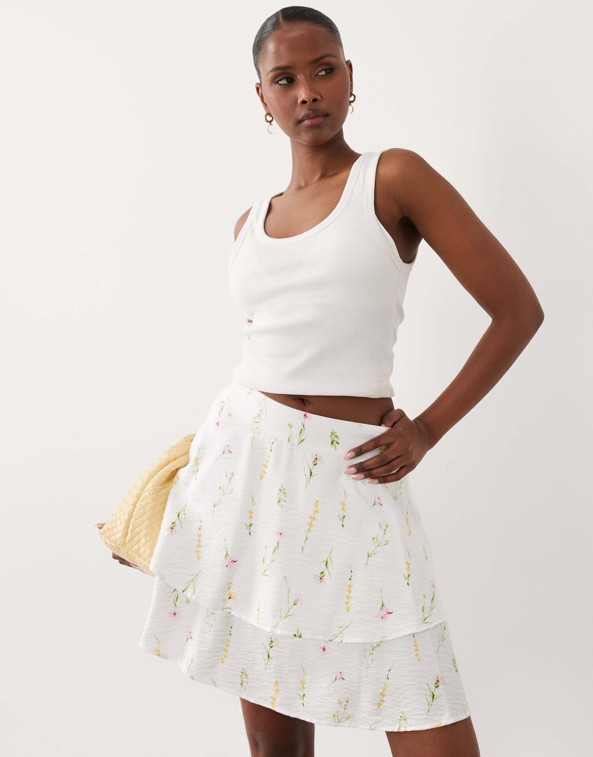 vila tiered flippy mini skirt in white floral garden print