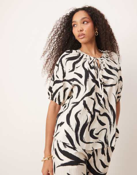Vila - Top met korte mouwen en gestrikte hals in monochrome print, deel van co-ord set - view 1