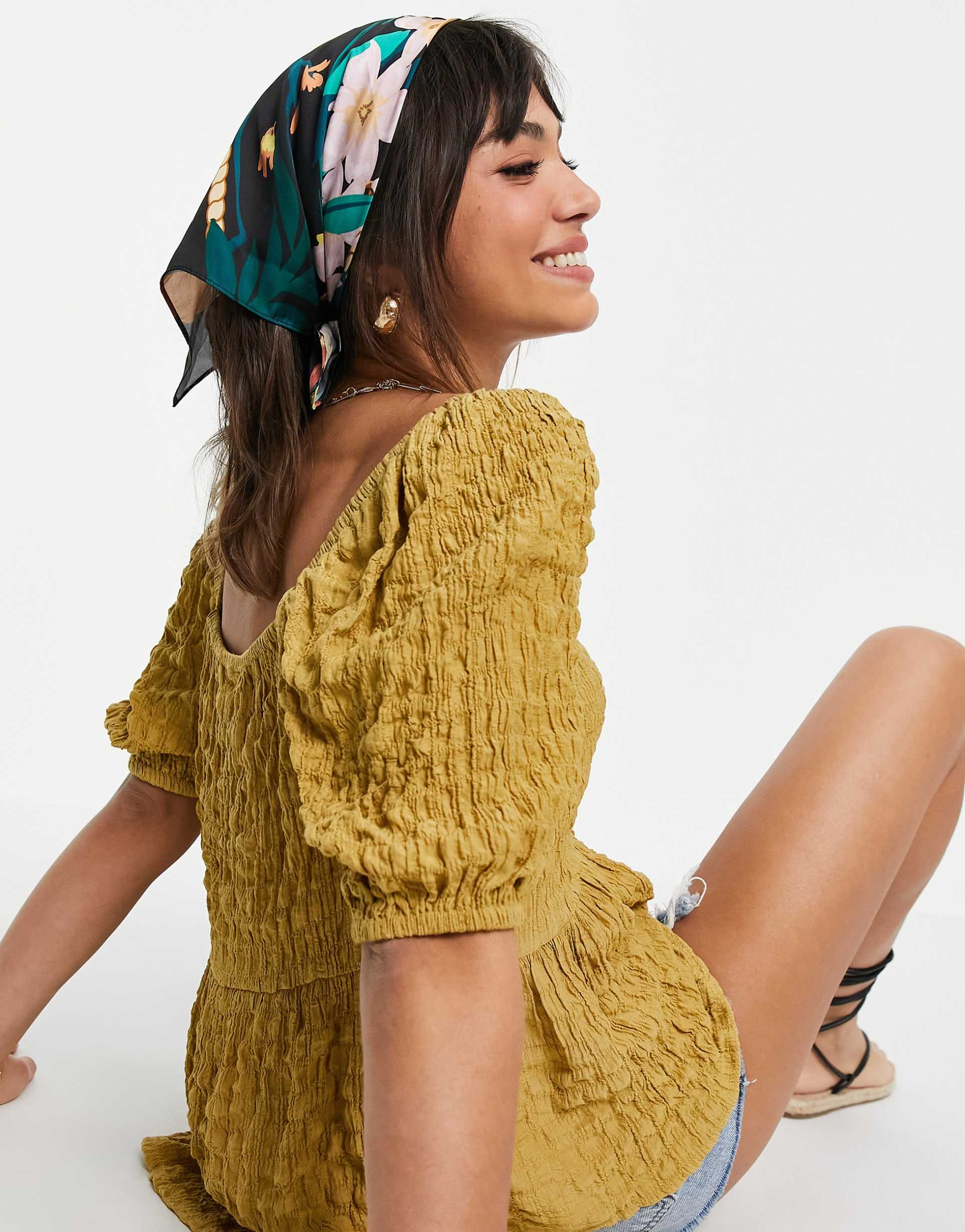 vila top with square neck and puff sleeves in textured olive