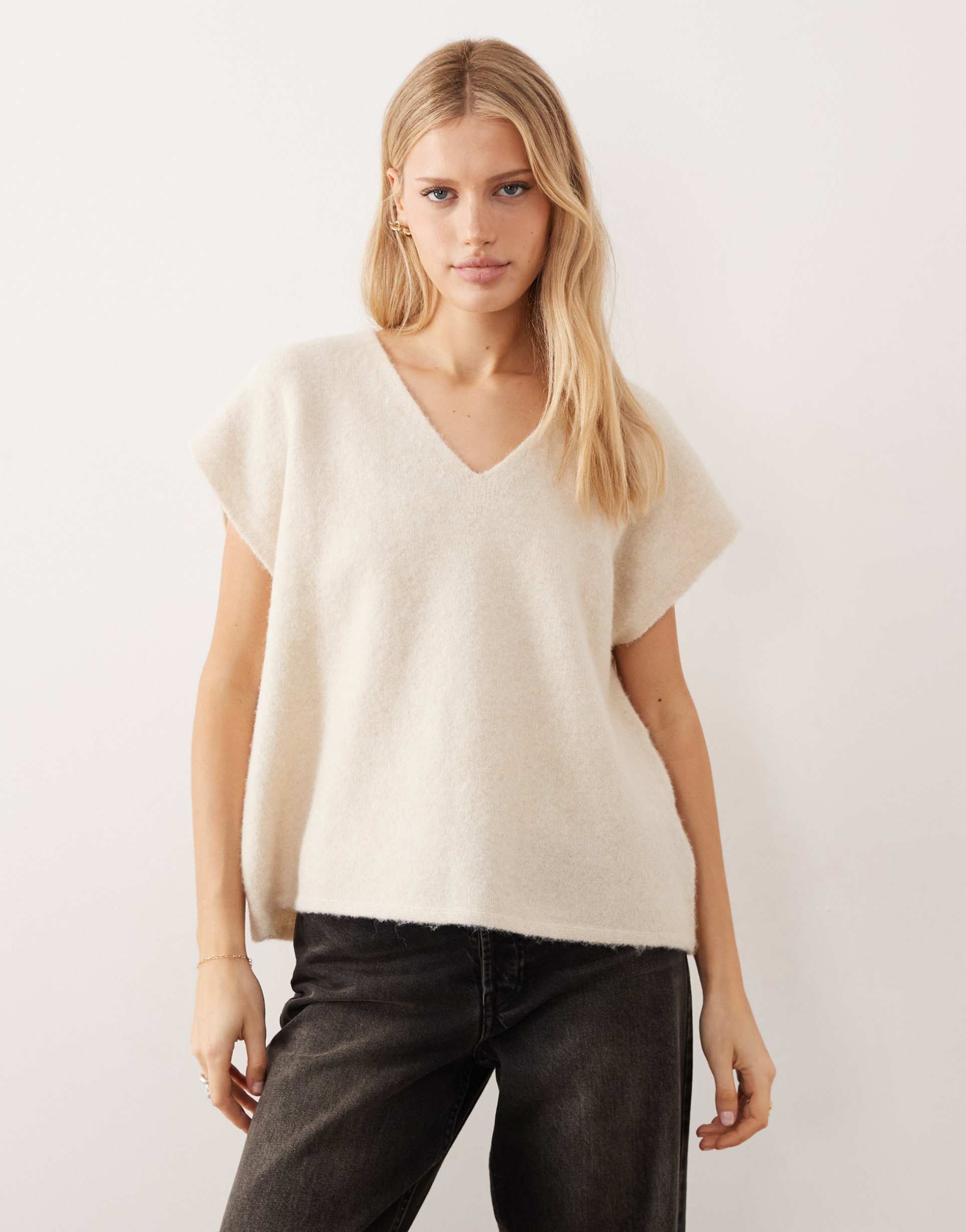 vila v-neck knit top in light heathered natural