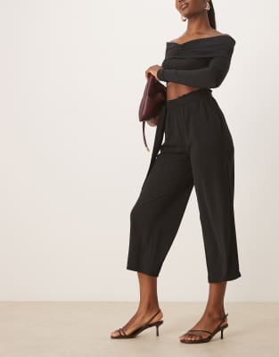 VILA - Verkürzte Hose in Schwarz mit geradem Bein und Bindegürtel