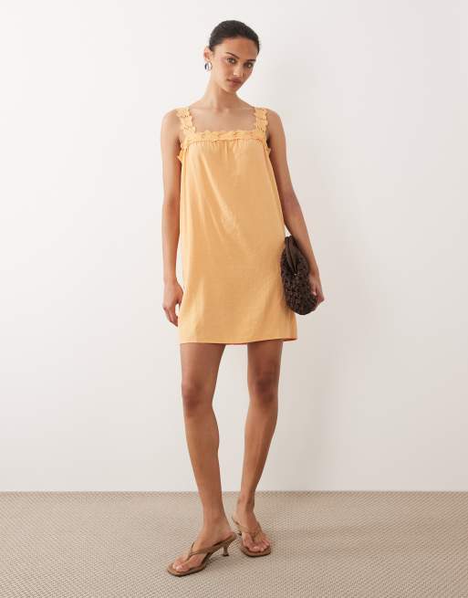 VILA - Vestido corto color melocotón de tirantes bordados