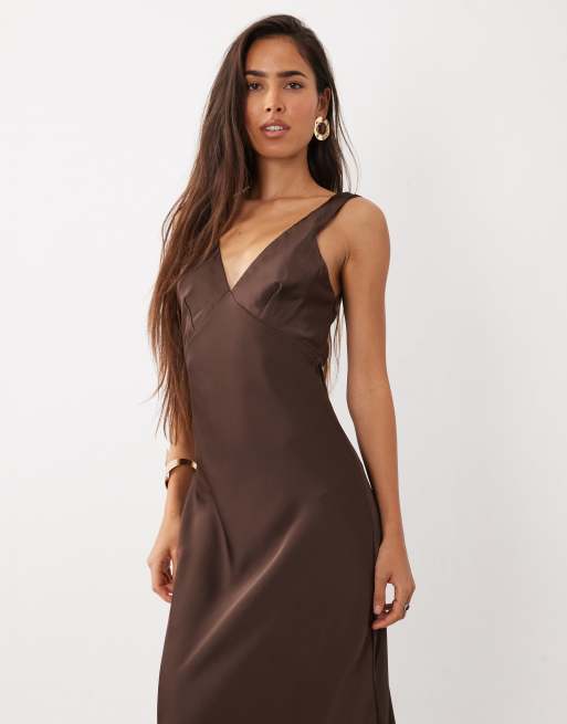 Vila - vestido maxi satinado con escote de pico profundo en marrón chocolate, 4 de 4