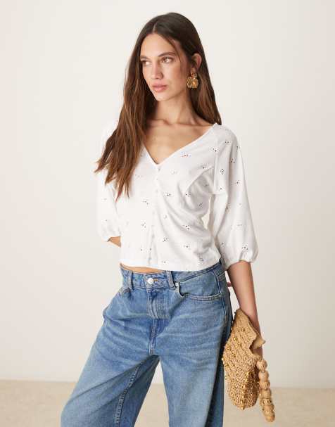 Vila – Vit topp med halvlånga ärmar, broderie anglaise och knappar framtill - view 1