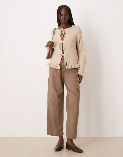VILA – Vorne gebundene Strickjacke in Federgrau mit Rüschensaum, 2 von 4