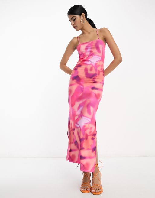 Vila – Wadenlanges Trägerkleid mit abstraktem Muster in Rosa