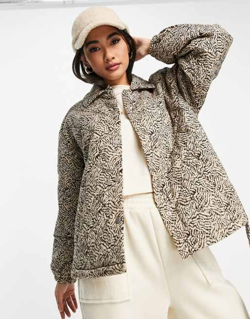 Vila – Wattierte Steppjacke mit Bindegürtel und Tiermuster