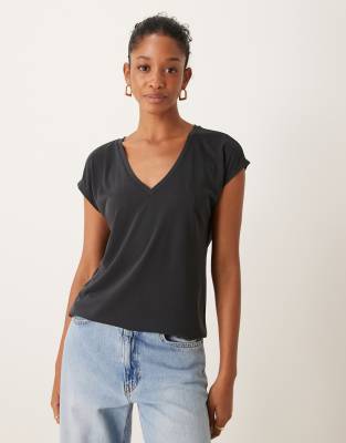 Vila - Weich fallendes T-Shirt mit V-Ausschnitt in Schwarz